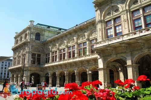 the opera of Kiev began with a grave